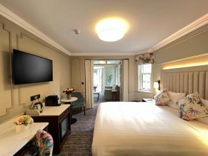 Rúm í herbergi á Waterloo Town House & Suites