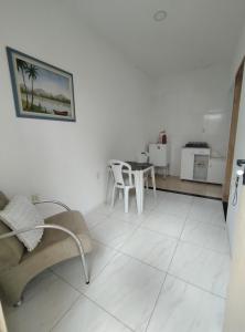 een woonkamer met een bank en een tafel bij Kitnet em Serrinha, Bahia in Serrinha