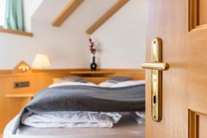 Postel nebo postele na pokoji v ubytování Häuslerhof App Larix
