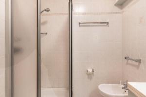 een badkamer met een douche, een toilet en een wastafel bij Häuslerhof App Tilia in Villabassa