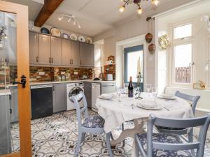 Dapur atau dapur kecil di Oak Cottage