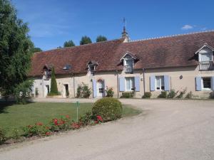 een wit gebouw met een bruin dak bij Chambres D'hôtes Du Domaine De Jacquelin in Saint-Germain-du-Puy