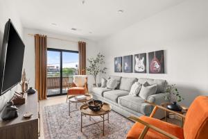 Una sala de estar con un sofá y un televisor. en Hyve, en Nashville
