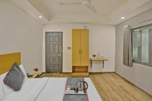 Postel nebo postele na pokoji v ubytování Townhouse Jp Grand Near Mayapuri Chowk