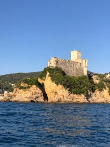 eine Burg auf einer Insel im Wasser in der Unterkunft Il frantoio di Olimpia in Lerici