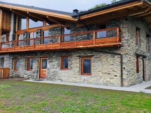 a house with a deck on the side of it at Chalet avec vue imprenable in Montvalezan