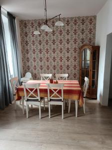 a dining room with a table and chairs at Ferienhaus BARFLY in Traben-Trarbach