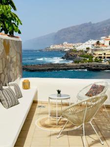 プエルト・デ・サンティアゴにあるBeachfront Villa and poolの海の景色を望むバルコニー