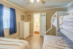 ein Schlafzimmer mit einem Etagenbett und einem Schrank in der Unterkunft North Carolina Abode - Deck and Grill, Walk to Beach in Oak Island