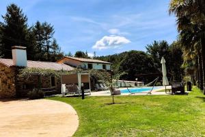 a house with a yard with a swimming pool at A chousa da folgueira in Ordes