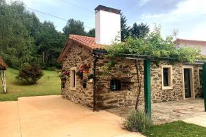 a stone building with plants on top of it at A chousa da folgueira in Ordes