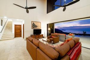 a living room with a couch and a tv at Casa de la Paz in Playa Hermosa