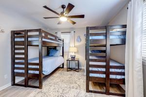 1 dormitorio con literas y ventilador de techo en Palm 31 en Myrtle Beach