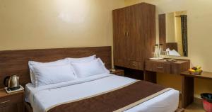 Postel nebo postele na pokoji v ubytování Wyt Hotels - Rameswaram