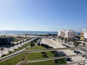 vistas a una calle con playa y edificios en Caparica Ocean View, en Costa da Caparica