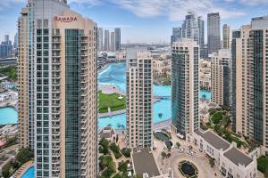 Výhled na bazén z ubytování Bellavista - Relaxing - 1 BR - 29 Boulevard - Partial Burj Khalifa & Fountain View nebo okolí