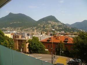 uma vista para uma cidade com montanhas ao fundo em Lugano city apartment em Lugano
