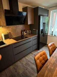 uma cozinha com um frigorífico, uma mesa e cadeiras em Wohnung in Kressbronn am Bodensee em Kressbronn am Bodensee