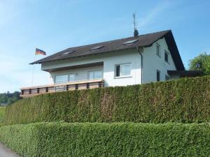 una casa detrás de un seto delante de una casa en Haus Waldeck, en Wald-Michelbach