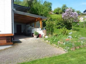 einen Garten mit einem Haus mit einem Pavillon in der Unterkunft Haus Waldeck in Wald-Michelbach