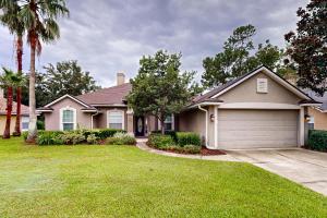 een huis met een garage en een grasveld bij My Relaxing Place in Fleming Island