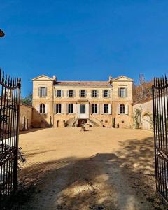 une grande maison avec une grande cour en face dans l'établissement Château Le Repos - Luxury air-conditioned property with pool, à Rouffignac-de-Sigoulès
