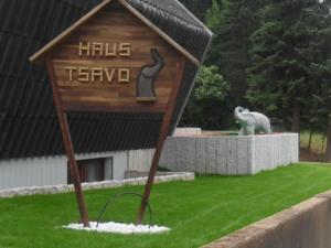 ein Schild im Gras vor einem Gebäude in der Unterkunft Ferienhaus TSAVO in Wald-Michelbach