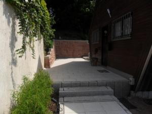 eine Terrasse mit einer Treppe neben einem Gebäude in der Unterkunft Ferienhaus TSAVO in Wald-Michelbach