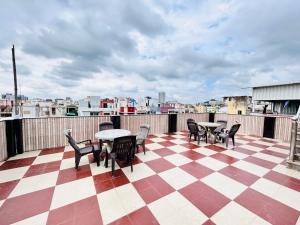 dach ze stołami i krzesłami na szachownicy w obiekcie BluO Lake View NewTown - LUXE Stays Collection w mieście Kolkata