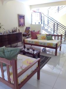 a living room with a couch and a table at Suíte para 4 pessoas - CE - 2 km Autódromo de Interlagos in Sao Paulo