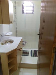 uma casa de banho com um lavatório e um chuveiro em Suíte para 4 pessoas - CE - 2 km Autódromo de Interlagos em São Paulo