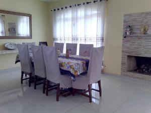 a dining room with a table and chairs and a fireplace at Suíte para 4 pessoas - CE - 2 km Autódromo de Interlagos in Sao Paulo