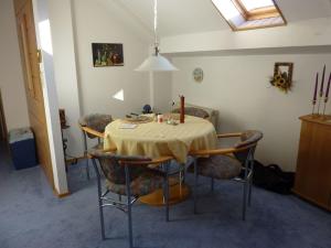 瓦爾德米歇爾巴赫的住宿－Ferienwohnung Koenig，用餐室配有桌椅和台灯