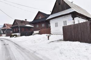 Drevenica Polomka, 5 min pešo Reštaurácia, Tichá ulica, Potok during the winter
