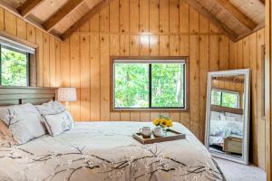 ein Schlafzimmer mit einem Bett und einem Tablett darauf in der Unterkunft Timberline Cottage by Sarah Bernard, Beautiful Private Dock and Treehouse! in Innsbrook