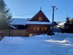 Drevenica Polomka, 5 min pešo Reštaurácia, Tichá ulica, Potok during the winter