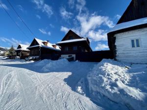 Drevenica Polomka, 5 min pešo Reštaurácia, Tichá ulica, Potok during the winter