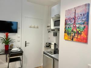 アパートメント パリ ステュディオズにあるキッチンまたは簡易キッチン