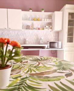une cuisine avec une table et une plante. dans l'établissement V.home, à Abano Terme