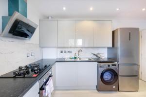 Kuhinja oz. manjša kuhinja v nastanitvi Modern, Bright, Spacious 2 Bed 2 Bath Barnet Penthouse By 360Stays