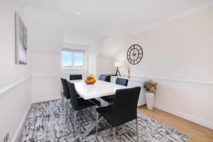 Gallery image of Modern, Bright, Spacious 2 Bed 2 Bath Barnet Penthouse By 360Stays in Barnet