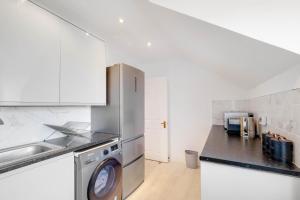 Een keuken of kitchenette bij Modern, Bright, Spacious 2 Bed 2 Bath Barnet Penthouse By 360Stays