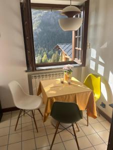 a dining room with a table and chairs and a window at Ferienhaus-Chalet Breuil-Cervinia Valtournenche in Valtournenche