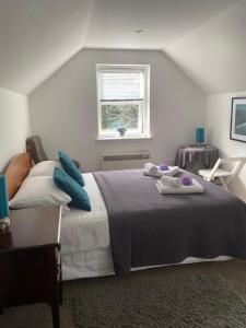 1 dormitorio con 1 cama grande y toallas. en Cosy self-contained flat in Kirriemuir en Kirriemuir
