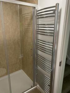 um chuveiro com uma porta de vidro na casa de banho em Cosy self-contained flat in Kirriemuir em Kirriemuir