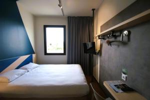 Postel nebo postele na pokoji v ubytování ibis budget Loudéac Vélodrome