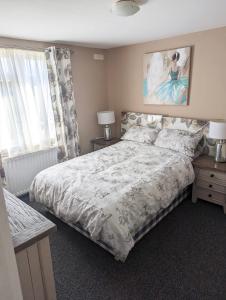 sypialnia z łóżkiem i obrazem na ścianie w obiekcie 3 Bedroom Self-Catering Holiday Home w mieście Steps