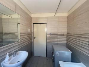 Galería fotográfica de Spacious flat perfect for you en Gaborone
