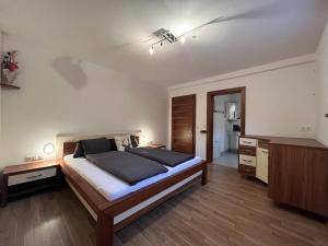 1 dormitorio con 1 cama y vestidor en Appartement Josefine, en Bramberg am Wildkogel