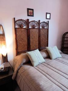 een slaapkamer met 2 bedden met kussens erop bij CASA Sweet HOME in Sulmona